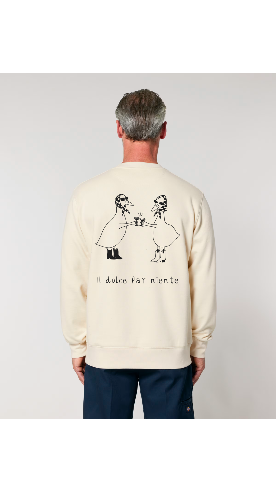 Cremefarbener Pullover «Il dolce far niente» mit schwarzem Gänsemotiv auf dem Rücken – digitale Vorschau